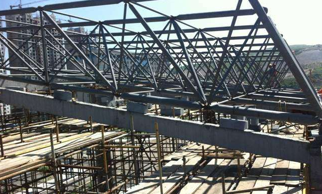 鞍山简述网架公司的黑色压型钢板的吊装步履